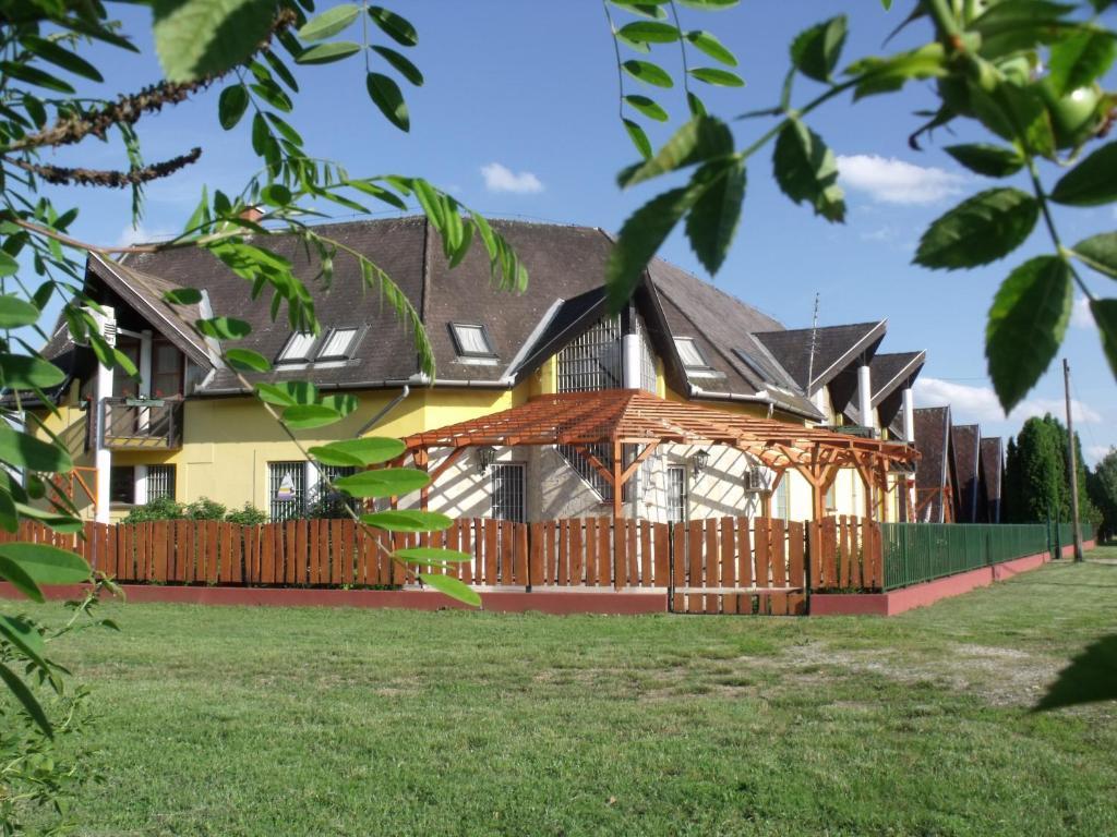 Abádszalóki Vitorlás Vendégház Extérieur photo